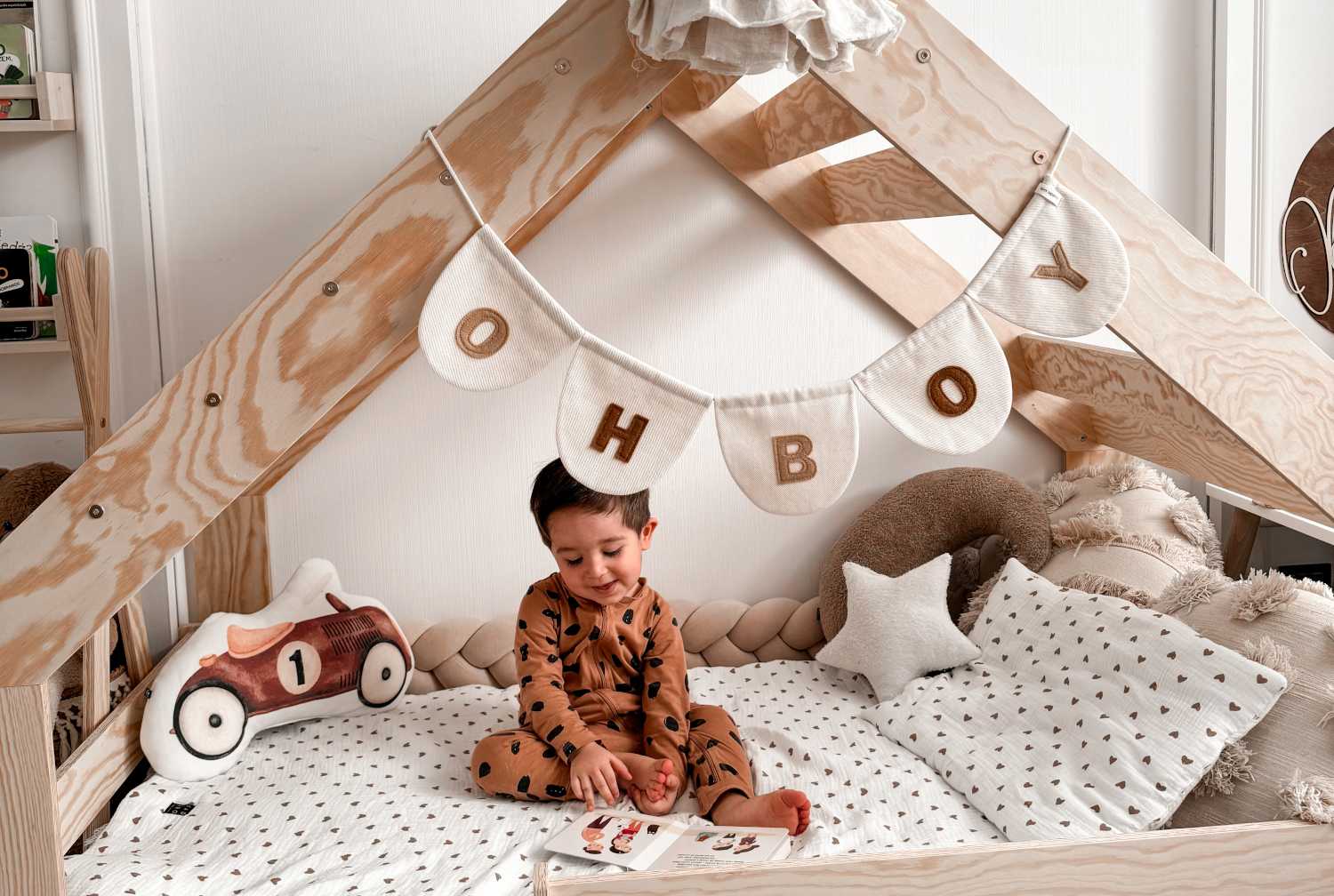 Łóżko domek dla dziecka z niską konstrukcją i stelażem MOON G Montessori Drewniane